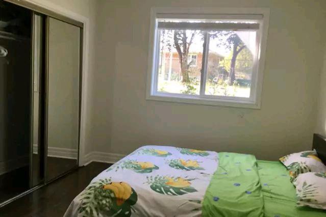 Private Rooms 5 Min Finch West Subway - York University 토론토 외부 사진