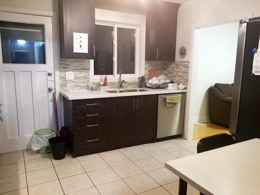 Private Rooms 5 Min Finch West Subway - York University 토론토 외부 사진