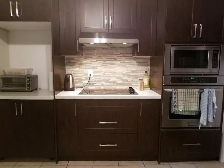 Private Rooms 5 Min Finch West Subway - York University 토론토 외부 사진